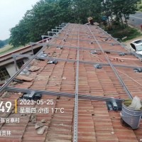 招太阳能板安装工人